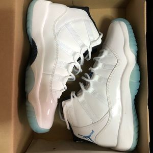 Jordan 11s Columbia size 4